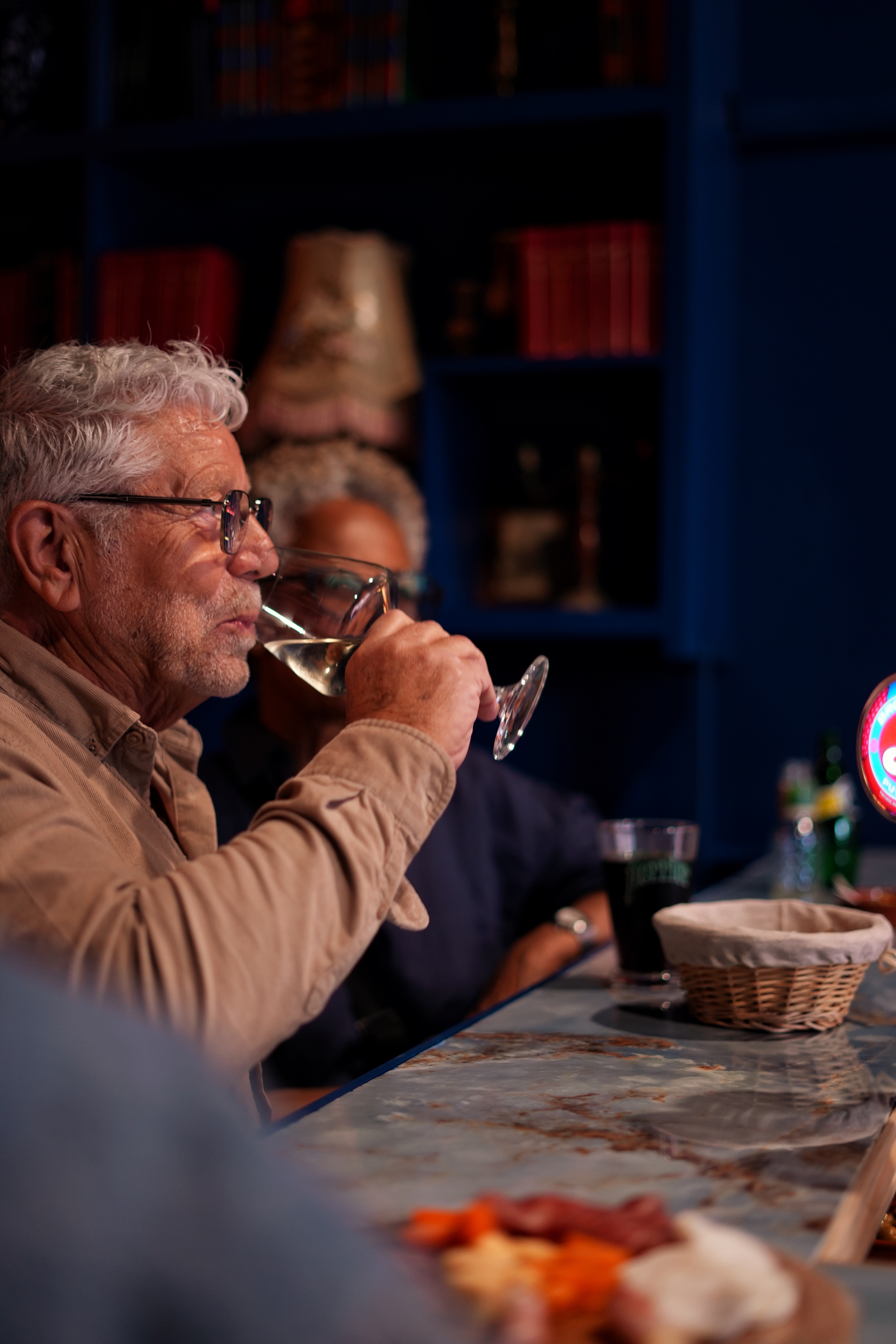 Un client buvant un rafraichissement